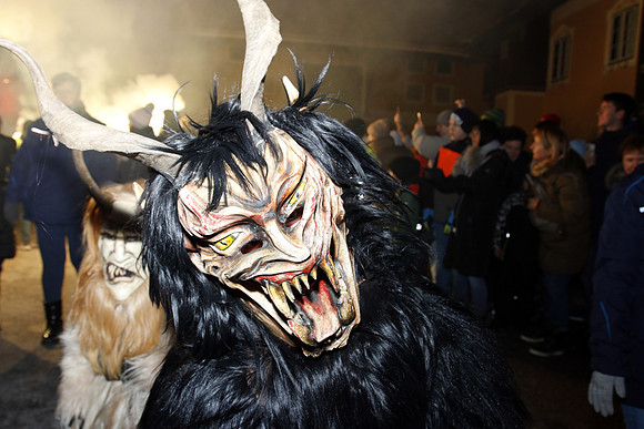 Maxglaner Krampus und Perchtenlauf