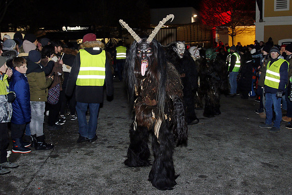 Maxglaner Krampus und Perchtenlauf