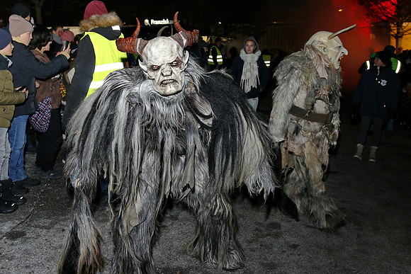 Maxglaner Krampus und Perchtenlauf