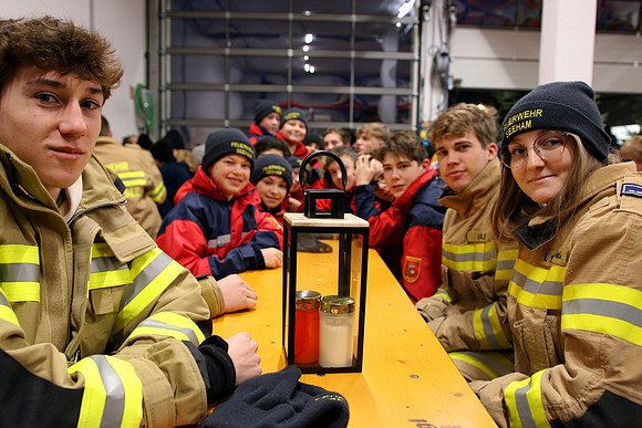 Friedenslichtabholung der Feuerwehrjugend im Bezirk Flachgau