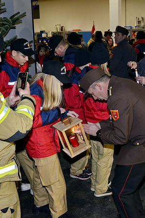 Friedenslichtabholung der Feuerwehrjugend im Bezirk Flachgau