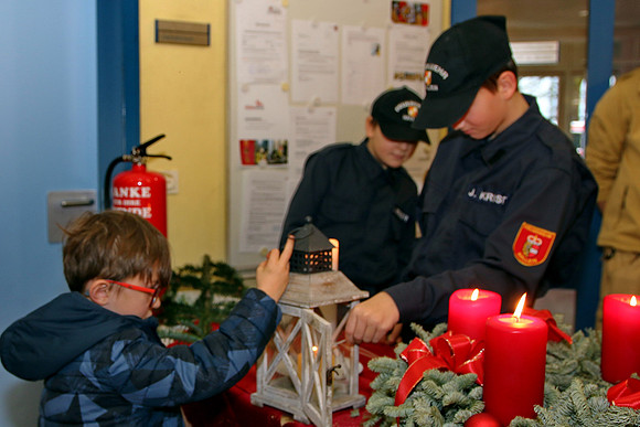Friedenslichtbholung bei der Feuerwehr Hallein