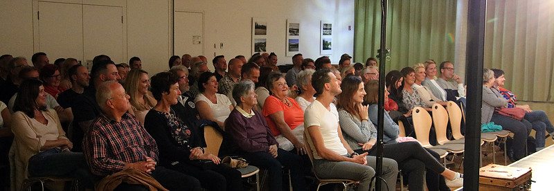Besucher von Musikkabarettist Helmut A. Binser