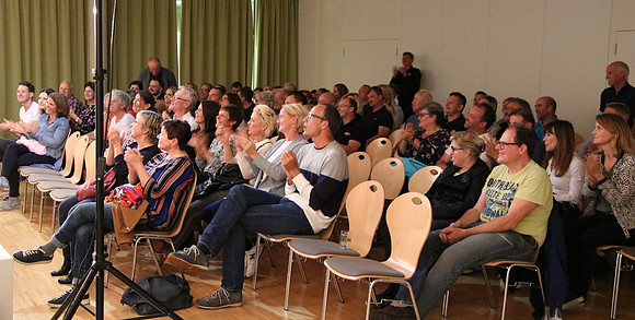 Besucher von Musikkabarettist Helmut A. Binser