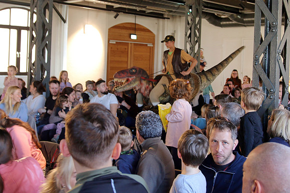 Dinosaurier-Theater im Ziegelstadel