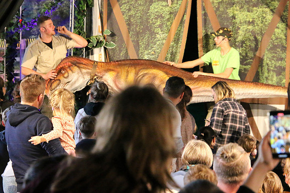 Dinosaurier-Theater im Ziegelstadel