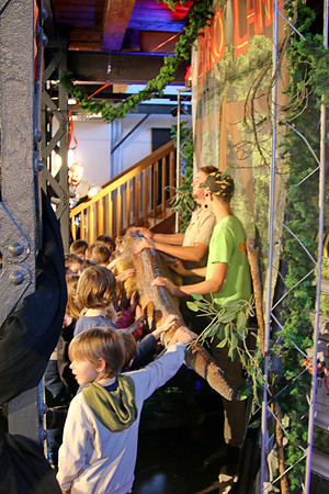 Dinosaurier-Theater im Ziegelstadel