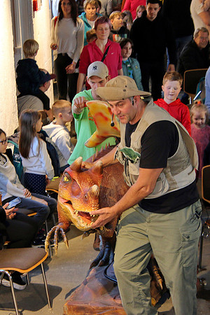 Dinosaurier-Theater im Ziegelstadel