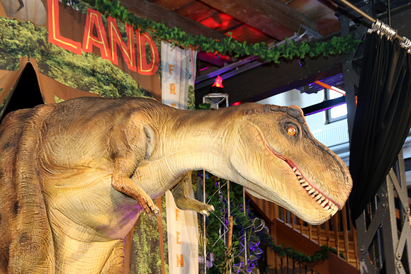 Dinosaurier-Theater im Ziegelstadel