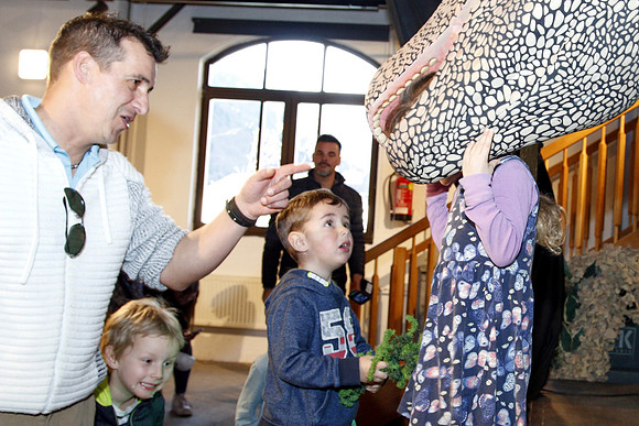 Dinosaurier-Theater im Ziegelstadel