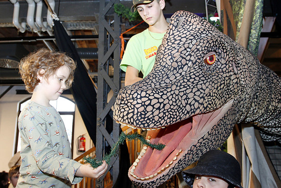 Dinosaurier-Theater im Ziegelstadel