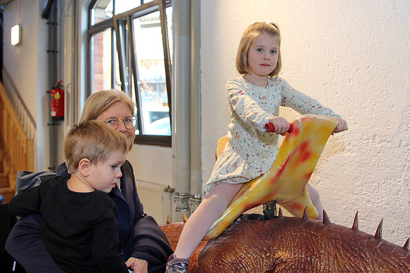 Dinosaurier-Theater im Ziegelstadel