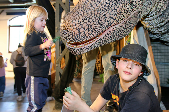 Dinosaurier-Theater im Ziegelstadel
