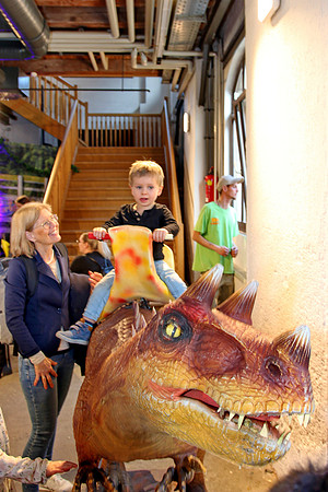 Dinosaurier-Theater im Ziegelstadel