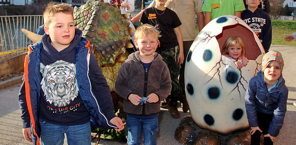 Dinosaurier-Theater im Ziegelstadel