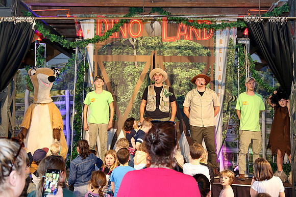 Dinosaurier-Theater im Ziegelstadel