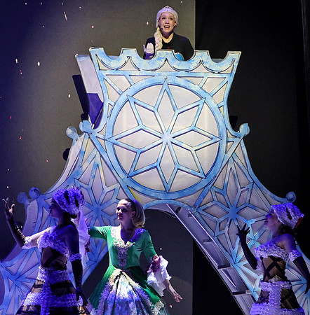 Die Eiskönigin -  Schlittschuh-Ensemble