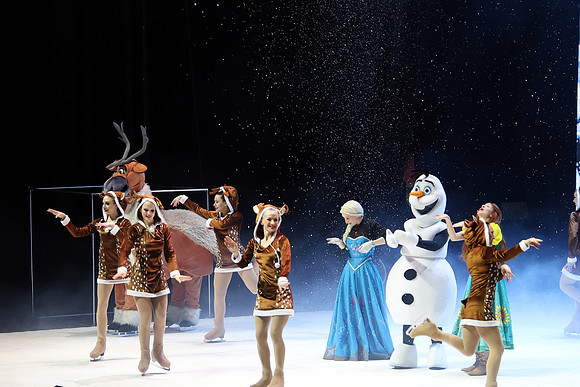 Die Eiskönigin -  Schlittschuh-Ensemble