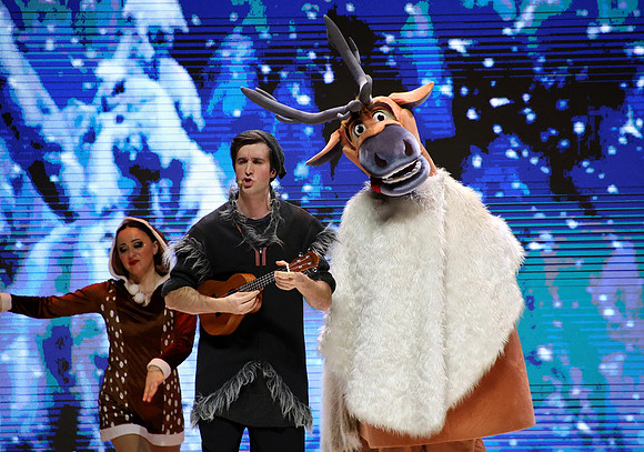 Die Eiskönigin -  Schlittschuh-Ensemble