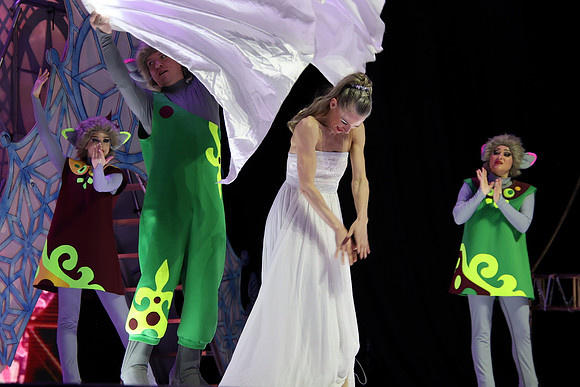 Die Eiskönigin -  Schlittschuh-Ensemble