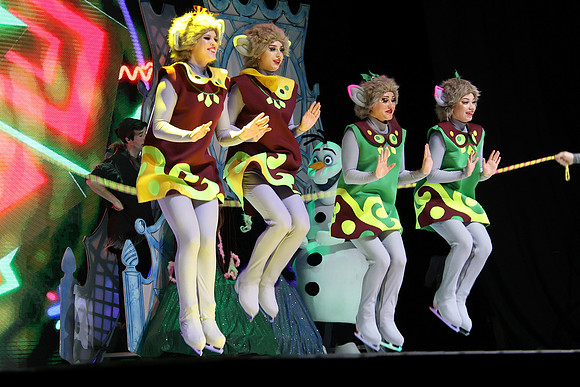 Die Eiskönigin -  Schlittschuh-Ensemble