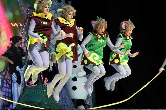 Die Eiskönigin -  Schlittschuh-Ensemble