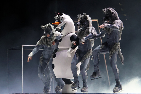 Die Eiskönigin -  Schlittschuh-Ensemble