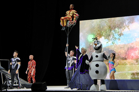 Die Eiskönigin -  Schlittschuh-Ensemble