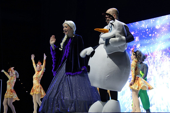 Die Eiskönigin -  Schlittschuh-Ensemble