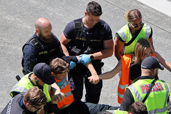 Klima-Kleber Blockade A10 bei Hallein
