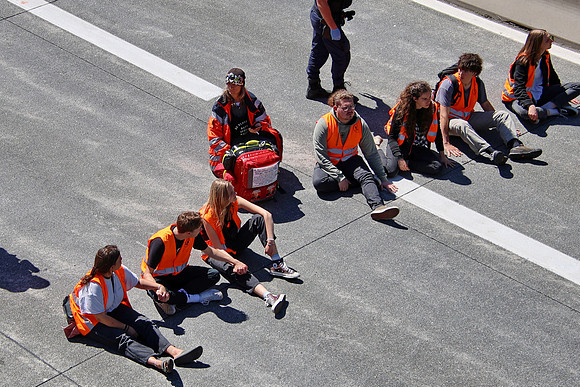 Klima-Kleber Blockade A10 bei Hallein