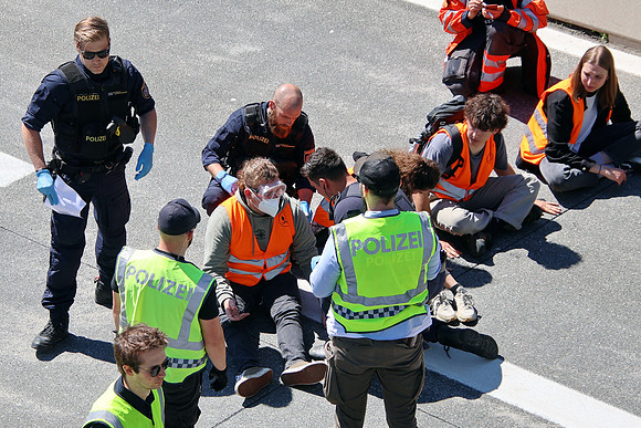 Klima-Kleber Blockade A10 bei Hallein