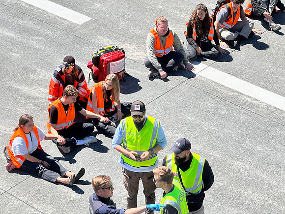 Klima-Kleber Blockade A10 bei Hallein