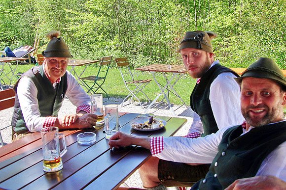 Maibaumaufstellen beim Latschenwirt