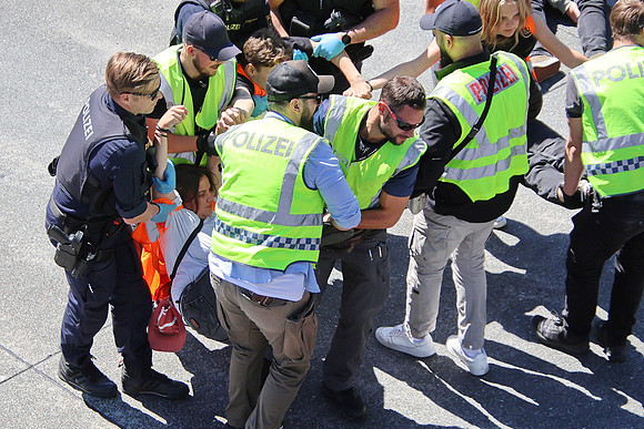 Klima-Kleber Blockade A10 bei Hallein