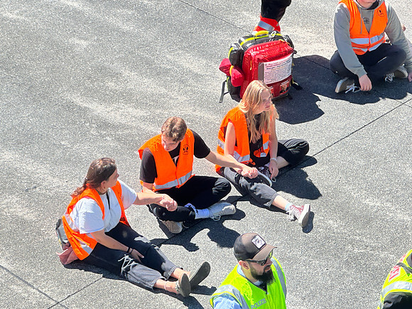 Klima-Kleber Blockade A10 bei Hallein