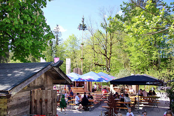 Maibaumaufstellen beim Latschenwirt