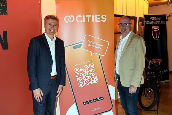 v.l.: Sebastian Thier (Gründer Cities) und Alexander Stangassinger (Bürgermeister Stadt Hallein).