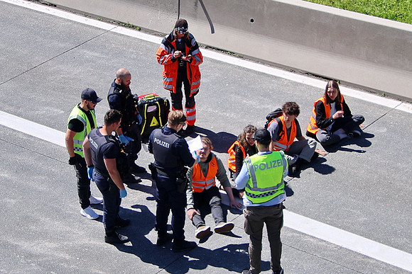 Klima-Kleber Blockade A10 bei Hallein