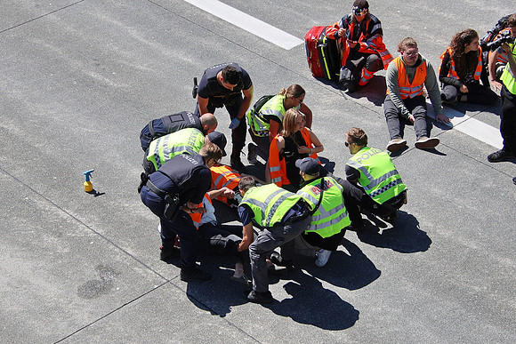 Klima-Kleber Blockade A10 bei Hallein