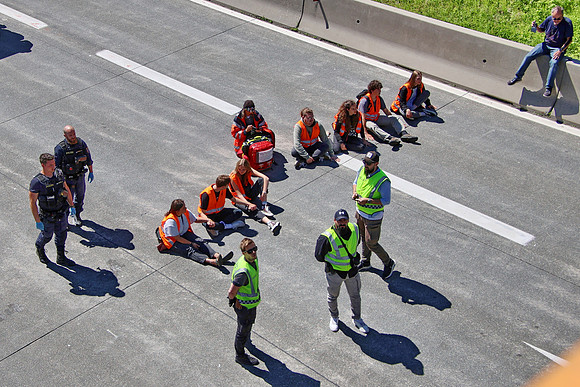 Klima-Kleber Blockade A10 bei Hallein