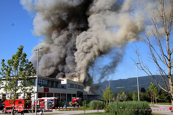 Großbrand bei Emco Hallein