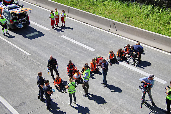 Klima-Kleber Blockade A10 bei Hallein