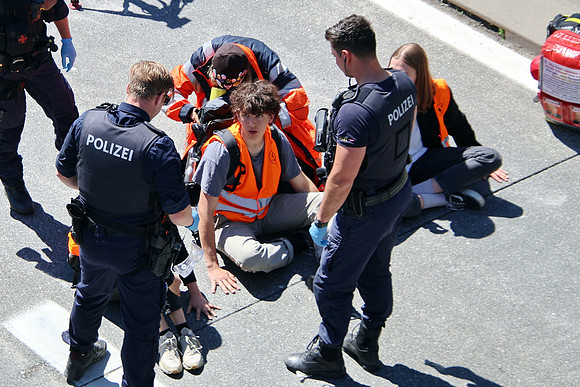 Klima-Kleber Blockade A10 bei Hallein