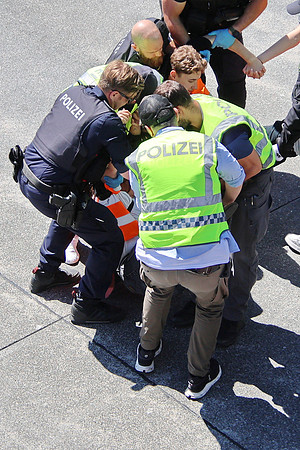 Klima-Kleber Blockade A10 bei Hallein