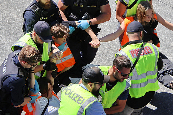 Klima-Kleber Blockade A10 bei Hallein
