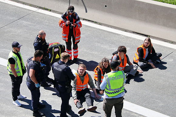 Klima-Kleber Blockade A10 bei Hallein