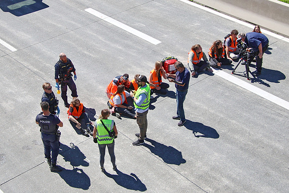 Klima-Kleber Blockade A10 bei Hallein