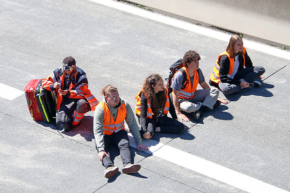 Klima-Kleber Blockade A10 bei Hallein