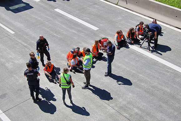 Klima-Kleber Blockade A10 bei Hallein